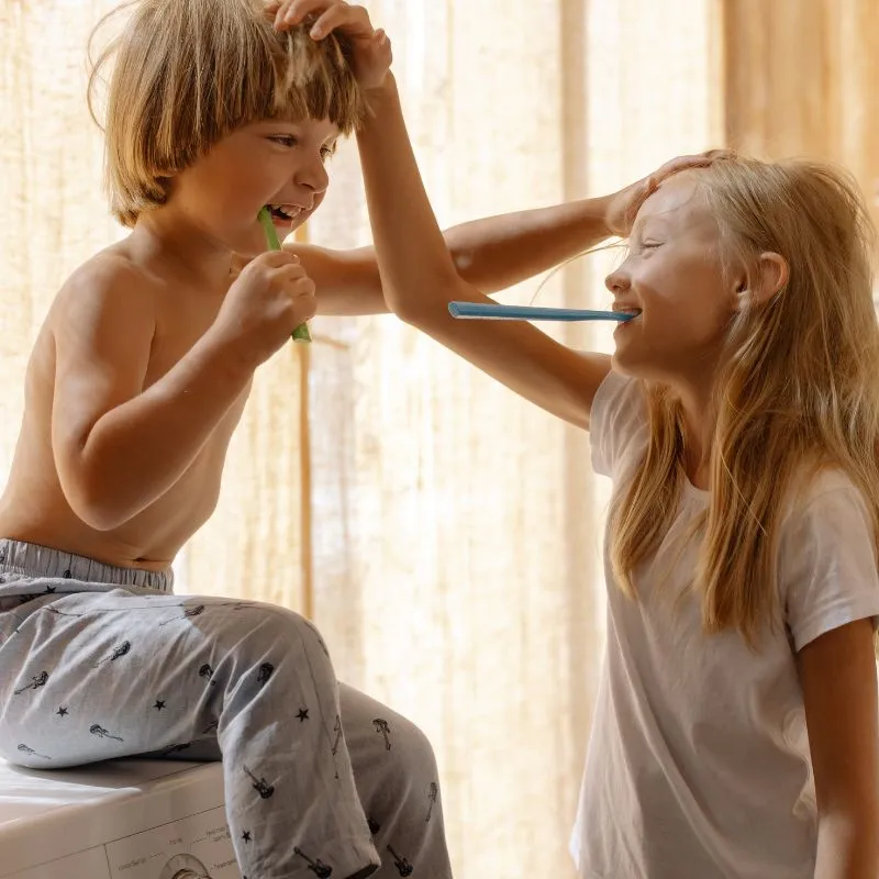 Niños cepillando sus dientes sin ortodoncia